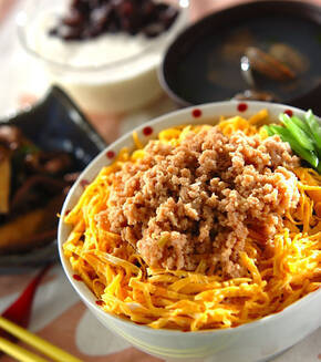 お箸が止まらない定番丼！鶏そぼろ丼 by 杉本 亜希子さんの献立