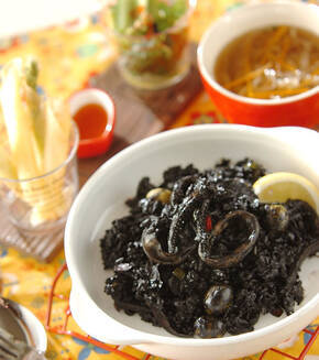 魚介の旨味がギュ！イカスミパエリアの献立