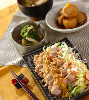 ピリ辛ゴマダレがけレンジ蒸し鶏の献立