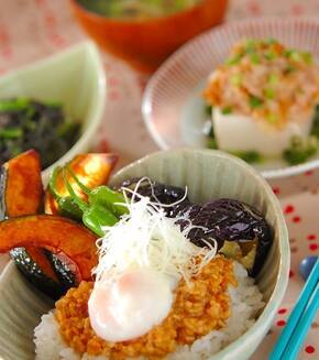 揚げ野菜肉みそ丼の献立