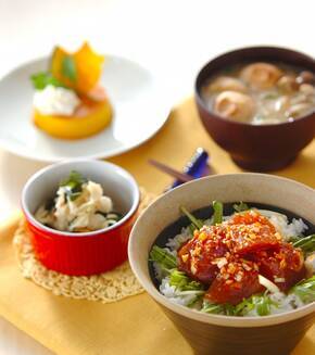 ピリ辛マグロ丼の献立