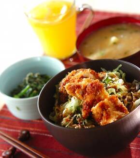 こだわりソースのチキンカツ丼の献立