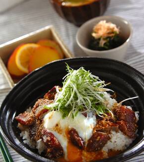 温泉卵のせカツオ丼の献立