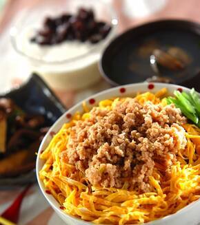 お箸が止まらない定番丼！鶏そぼろ丼 by 杉本 亜希子さんの献立