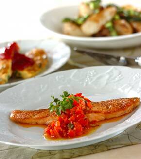 パプリカソースがけサーモンのムニエルの献立