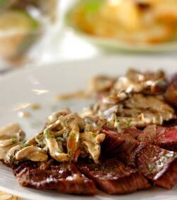 キノコソースがけステーキ