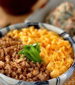 みんな大好き！鶏そぼろ丼 彩り鮮やか