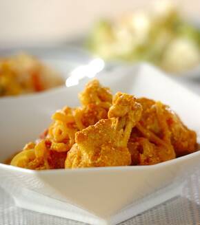 鶏手羽元のヨーグルトカレー煮込みの献立