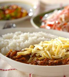 チーズ入りビーフカレーの献立