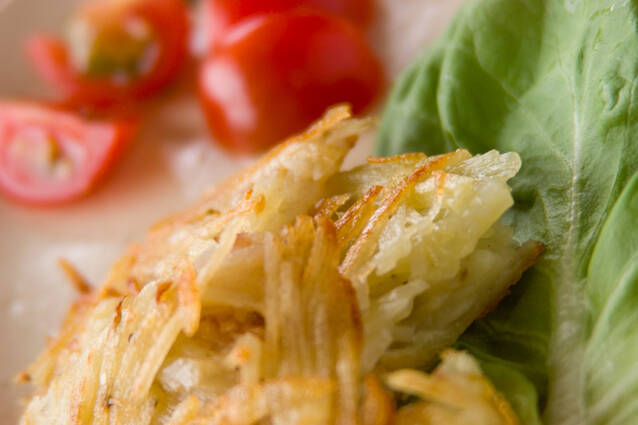 皿にのったハッシュドポテト