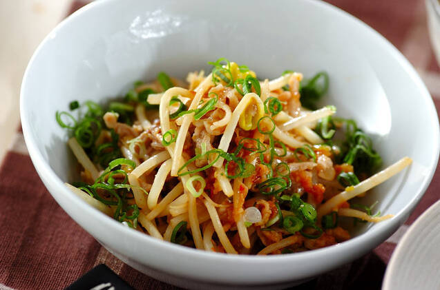 白い小鉢に盛りつけられた肉みそ入りのピリ辛大豆もやし