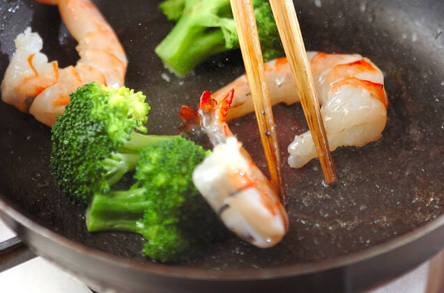 エビとブロッコリーのソテーの作り方の手順2