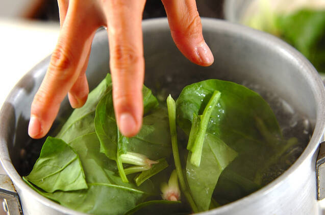 アナゴとホウレン草のクリームパスタの作り方の手順2