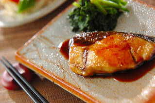 黄金比タレでふっくら甘辛！基本のブリの照り焼き