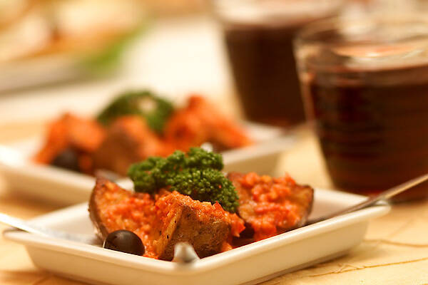 揚げジャガイモの赤ピーマンソース