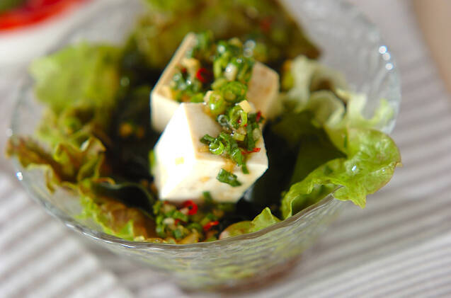 ガラスの小鉢に盛り付けた豆腐やわかめの香味サラダ