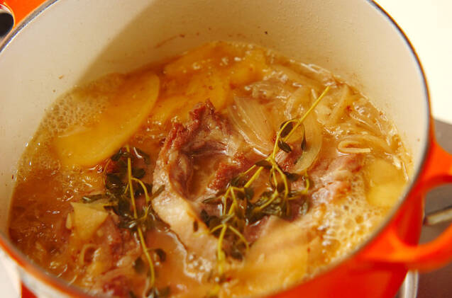 リンゴと豚肉の煮込み　タイム風味の作り方の手順6