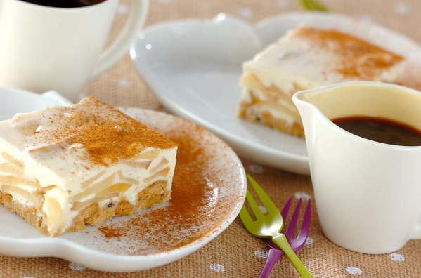 皿に盛られたりんごのジンジャーチーズケーキ