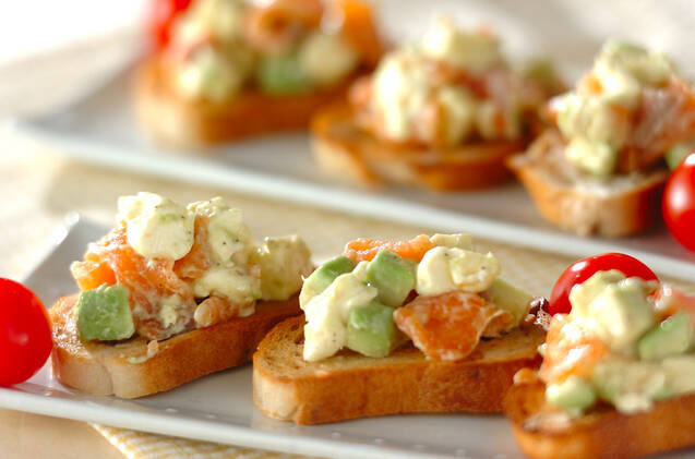 白い皿に盛り付けられたサーモンアボカドのタルタル