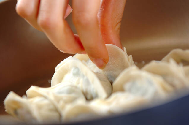 野菜たっぷり春キャベツの手作り焼き餃子の作り方の手順9