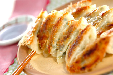 野菜たっぷり春キャベツの手作り焼き餃子