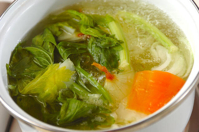 野菜くずと魚介の旨味！トマト鍋の作り方の手順1