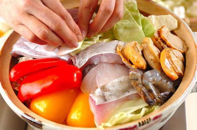 野菜くずと魚介の旨味！トマト鍋の作り方の手順12