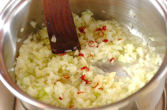 野菜くずと魚介の旨味！トマト鍋の作り方の手順11