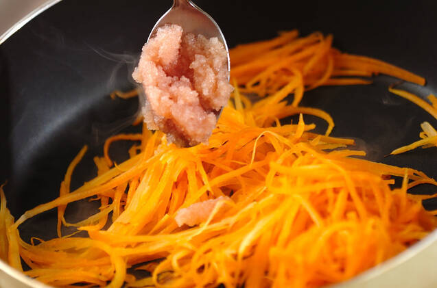 ニンジンとタラコの炒め物の作り方の手順3
