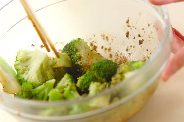 ゆでブロッコリーのゴマ和えの作り方の手順3