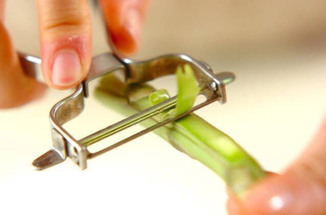 アスパラのピリ辛ゴマみそ和えの作り方の手順1