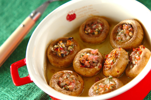 外が赤で中が白い小鍋に入った、マッシュルームのアヒージョ