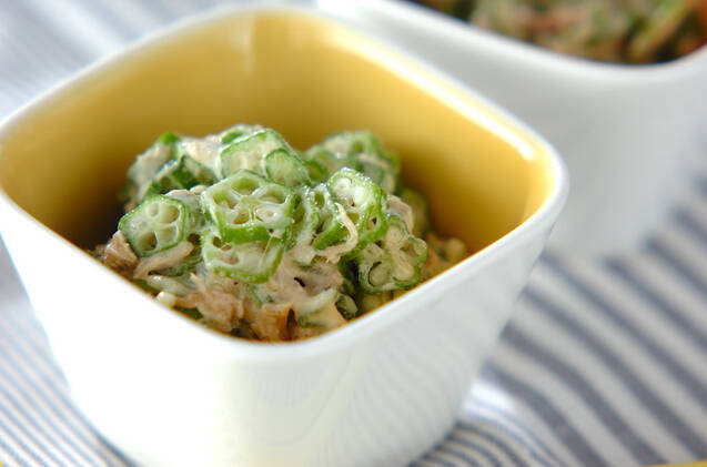 四角い小鉢に盛りつけられたオクラとツナのレモンマヨネーズ和え