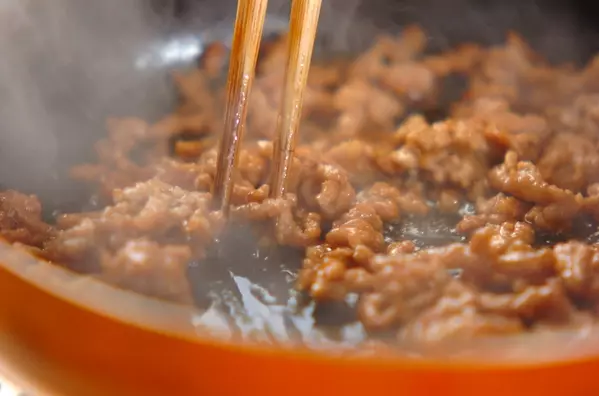 簡単ピリ辛！豚キムチと納豆丼 ごはんが進むの作り方1