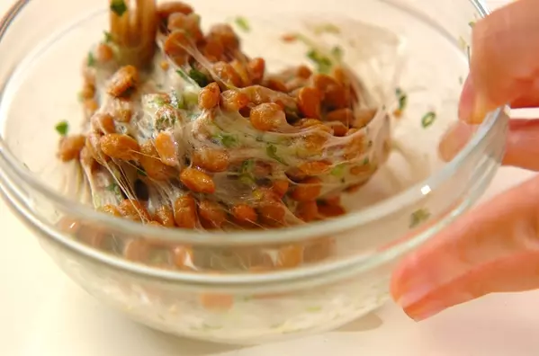 簡単ピリ辛！豚キムチと納豆丼 ごはんが進むの下準備2