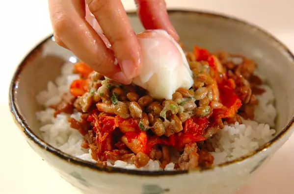 簡単ピリ辛！豚キムチと納豆丼 ごはんが進むの作り方2