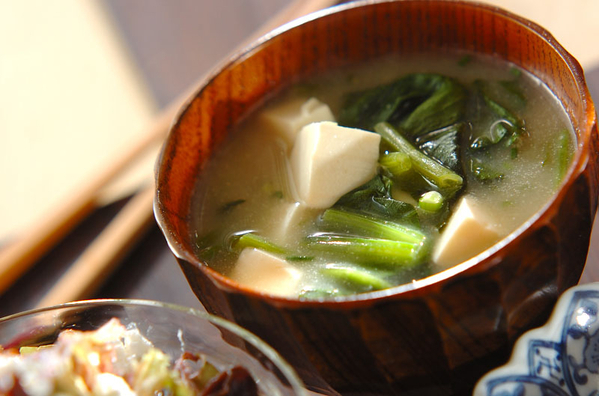 木のお椀によそったほうれん草と玉ねぎの味噌汁