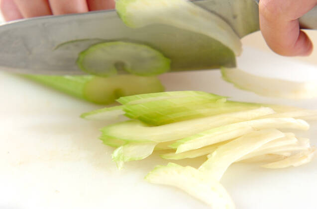 セロリとイカのショウガサラダの作り方の手順1