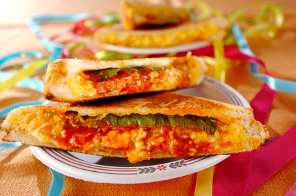 ボリュームたっぷり！簡単ふわふわスクランブルエッグのホットサンド