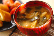 キムチと油揚げのみそ汁