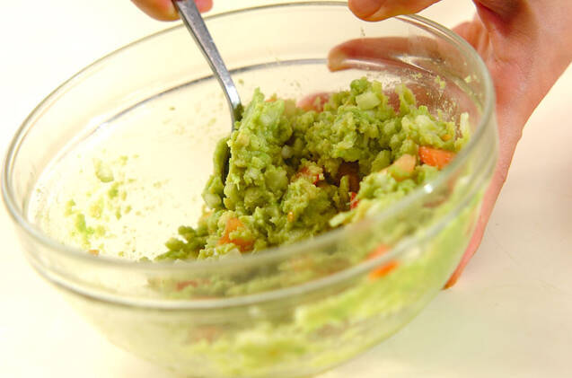 簡単手軽に作る！ワカモレ おうちで本格派の味わいの作り方の手順4