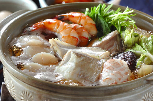 土鍋の中の水菜の海鮮鍋
