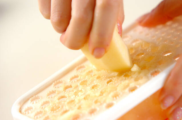 すりおろしリンゴ寒天の作り方の手順1