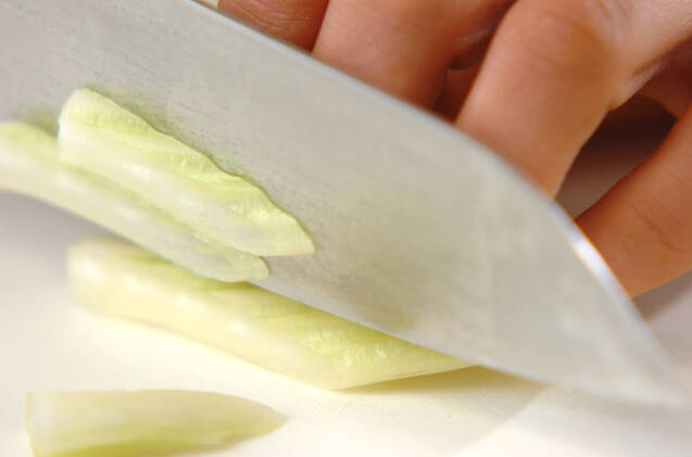 塩もみキュウリのゴマ酢和えの作り方の手順2