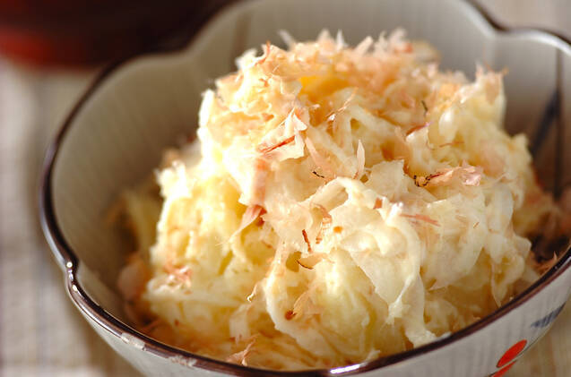 白い小鉢にこんもり盛られた梅マヨポテサラ