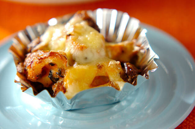 淡い水色の皿に盛られたさんまのピリ辛マヨ和え