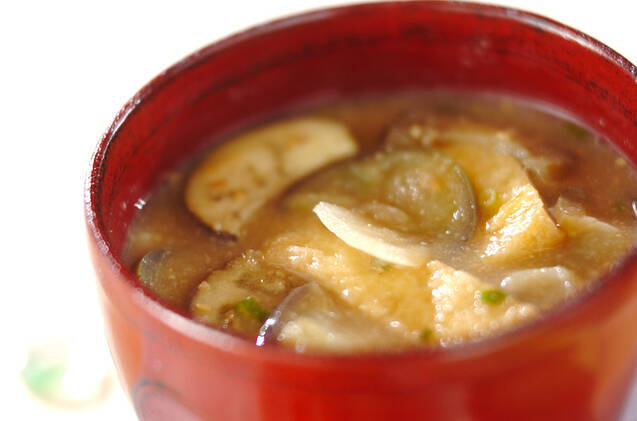 塗りのお椀に盛りつけられたなすと玉ねぎの白すりごまみそ汁