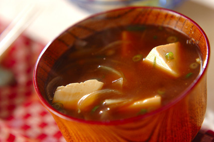 豆腐の赤みそ汁