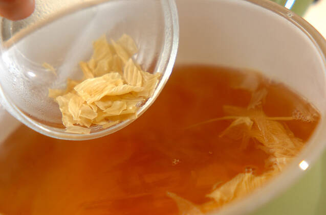 湯葉とワカメのお吸い物の作り方の手順2