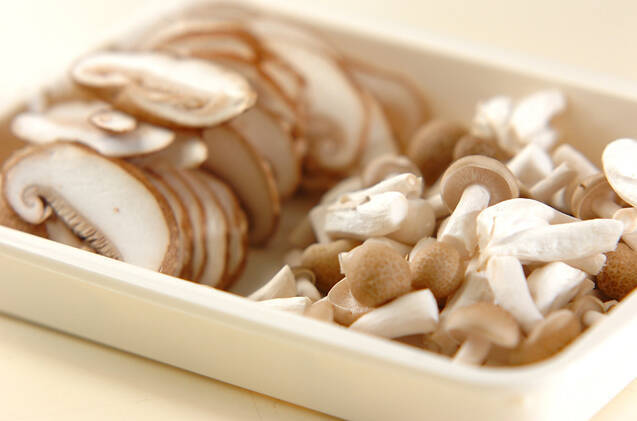 キノコ入り炊き込みご飯の作り方の手順2